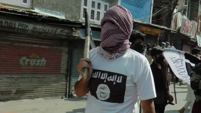 नकाबपोश युवा