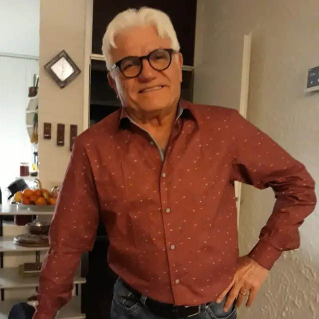 این نخستین بار است که رضا علامه‌زاده، تئاتری با موضوع رابطه عاشقانه دو مرد با یکدیگر به روی صحنه می‌برد