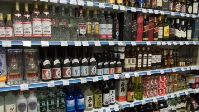 વાઇન શોપમાં દારૂની બોટલ્સ