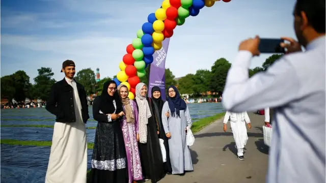 احتفالات المسلمين بالعيد في حديقة هيث بارك في مدينة برمنغهام في المملكة المتحدة.
