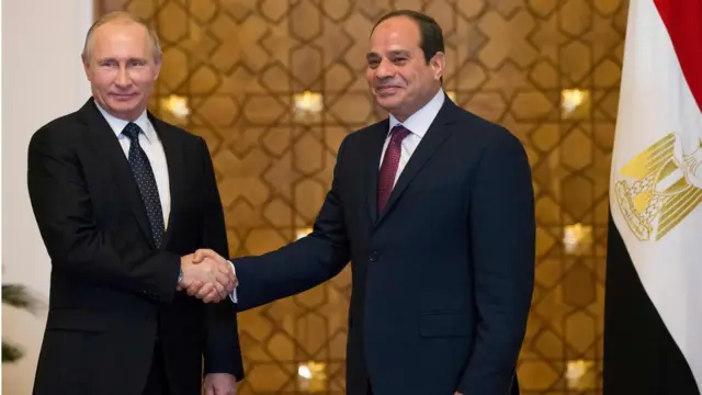 Vladimir Putin, Mısır Devlet Başkanı Sisi ile Kahire'de el sıkışıyor.