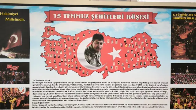 Bir okulda çekilmiş 15 Temmuz köşesi. Ortada Türkiye haritası, Türk bayrağı ve Ömer Halisdemir'in olduğu bir görsel var. Altında yazılarla 15 Temmuz anlatılıyor. Sağ ve sol tarafta olay gecesinden fotoğraflar görülüyor. 
