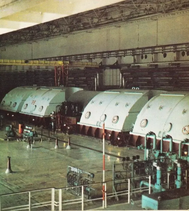 В ніч аварії вибух частково обвалив покриття машзалу - на фото машзал ще цілий