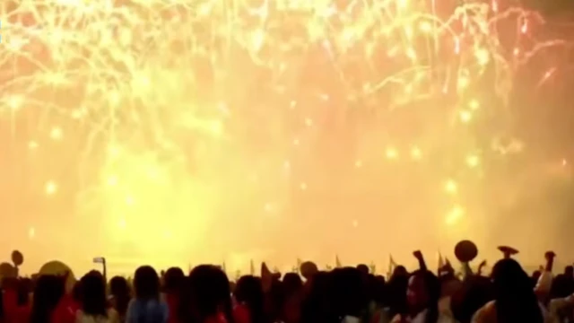 በቲ ፍሉይ ምርኢት ሪቺታት ዝተሳሕቡ ነቲ ጽንብል ኣብ ምድማቕ ዝተሳተፉ መንእሰያት ነቲ ህሞት ብተለፎናቶም እናሰነዱ