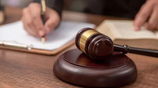 இந்தச் சட்டத்தின் விதிகளை மீறி மதமாற்றம் செய்யப்பட்டுள்ளது அல்லது செய்யப்படுகிறது என்று காவல் அதிகாரி உறுதியாக நம்பினால், அவர் தனது சொந்த அதிகாரத்தின் கீழ் அந்த விஷயத்தை விசாரணைக்கு எடுத்துக்கொள்வார். இதற்கு ஏழு ஆண்டுகள் வரை சிறைத்தண்டனை மற்றும் 1 லட்சம் ரூபாய் அபராதம் விதிக்கப்படும். 