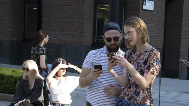 스마트폰을 함께 살펴보는 남녀