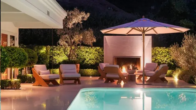 泳池和花园景观也是一大卖点，充分体现出洛杉矶别墅内外一体的生活氛围（Credit: JEREMY SPANN）