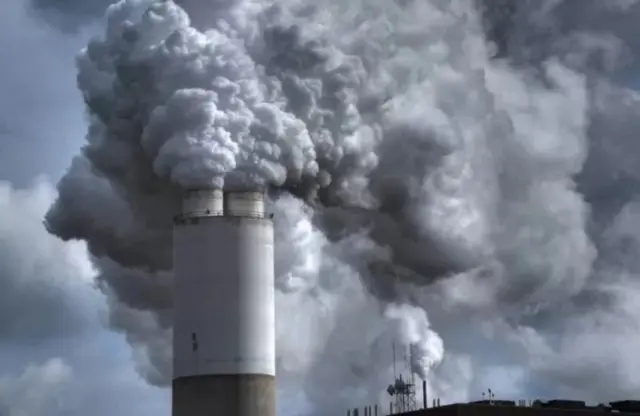 ควันลอยออกมาจากปล่องขนาดใหญ่