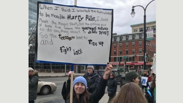 Jovem exibe cartazgolgex holdem pokerprotesto