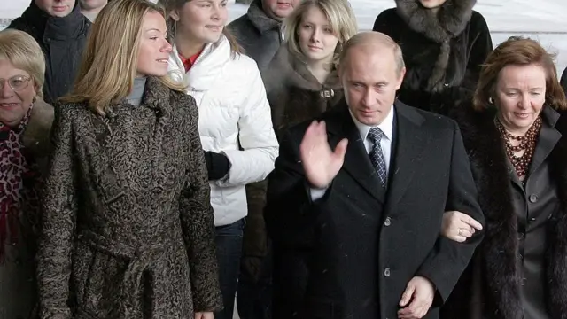 રશિયાના પ્રમુખ પુતિન તેમના પત્ની લ્યૂડમિલા અને દીકરી મારિયા 2007ની ચૂંટણીમાં મતદાન કેન્દ્ર પર પહોંચ્યા ત્યારની તસવીર