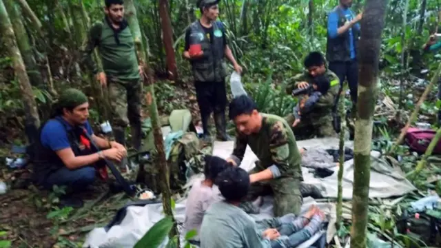 Crianças durante o resgate na selva