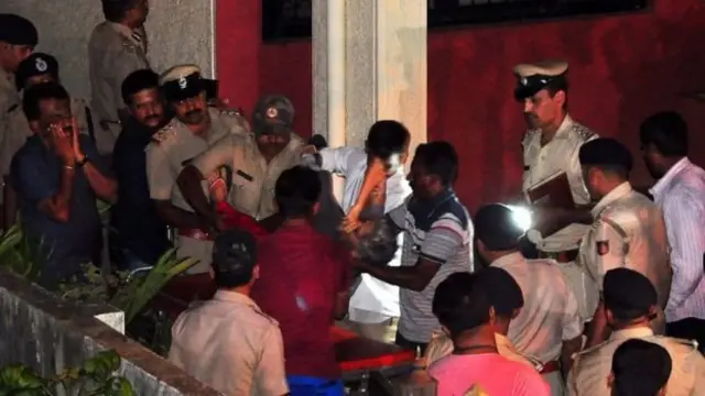 ব্যাঙ্গালোরে নিজ বাসভবনের সামনেই গুলিবিদ্ধ হন মিজ লঙ্কেশ।