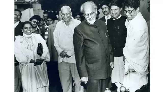 ਮਾਇਆਵਤੀ ਕਾਸ਼ੀ ਰਾਮ ਅਤੇ ਸਾਬਕਾ ਪ੍ਰਧਾਨ ਮੰਤਰੀ ਇੰਦਰ ਕੁਮਾਰ ਗੁਜਰਾਲ ਦੀ 1997 ਵਿੱਚ ਖਿੱਚੀ ਗਈ ਤਸਵੀਰ।