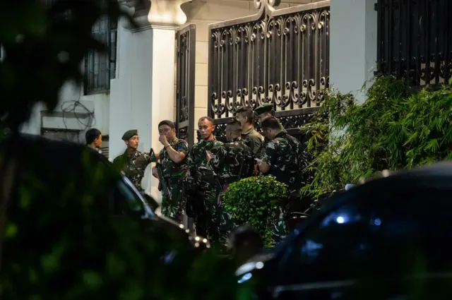 Suasana di depan kediaman Jaksa Agung Tindak Pidana Khusus Kejaksaan Agung, Febrie Adriansyah, di Kebayoran Baru, Jakarta, Rabu (8/7). 
