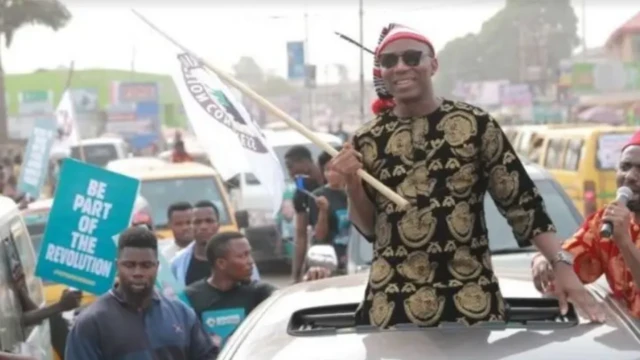 Sowore stand from di roof of car during im presidential campaign for di 2019 election