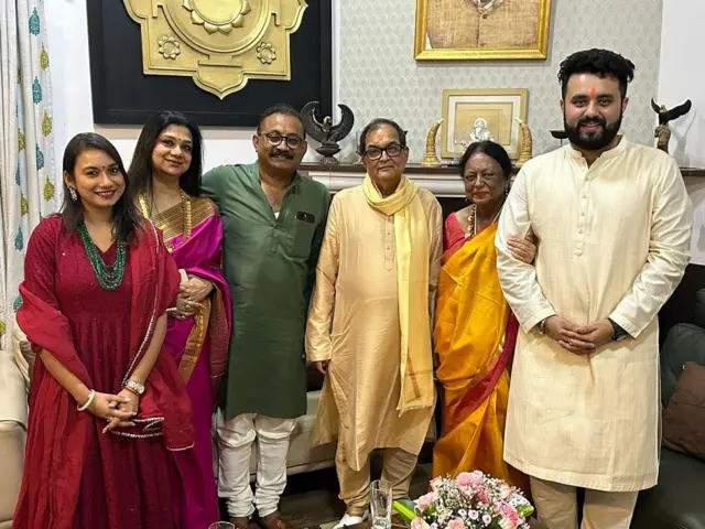 अपनी मां, पिता, ससुर, सास और पति के साथ शांभवी चौधरी.