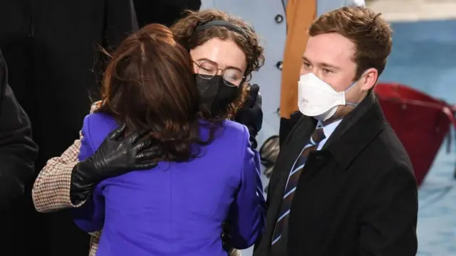 ਕਮਲਾ ਹੈਰਿਸ ਅਤੇ ਉਨ੍ਹਾਂ ਦੇ ਬੱਚੇ ਕੋਲ ਅਤੇ ਐਲਾ ਐਮਹੌਫ