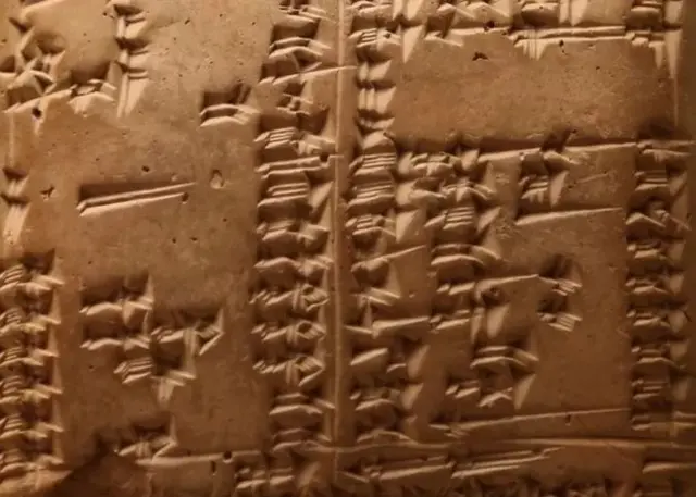 Tablette cunéiforme bilingue, avec des mots en langues sumérienne et akkadienne. 