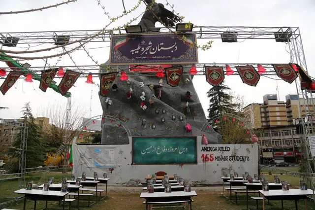 Monumento en memoria de las niñas de la escuela en Teherán