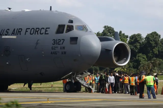 Un vuelo de la Fuerza Aérea de los EE. UU. que lleva migrantes deportados por el gobierno de EE. UU. llega al Aeropuerto Internacional Ramón Villeda Morales el 31 de enero de 2025 en San Pedro Sula, Honduras. Honduras recibe a 126 migrantes en dos vuelos diferentes como parte de los planes de deportación masiva de la administración de Trump. Las personas fueron capturadas una vez que ingresaron a los EE. UU. o durante los operativos realizados por las autoridades. (Foto de Jorge Salvador Cabrera/Getty Images)
