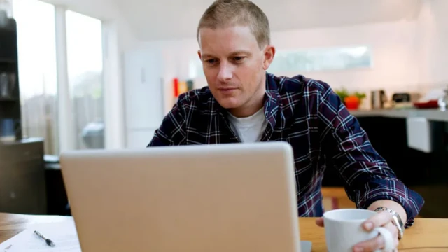 Bilgisayarının önünde çalışan bir adam