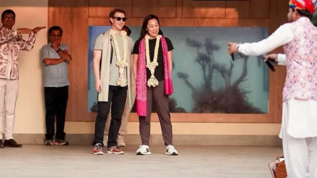 जामनगर येथे आल्यानंतर मार्क झुकेरबर्ग आणि त्यांची पत्नी प्रिसिला