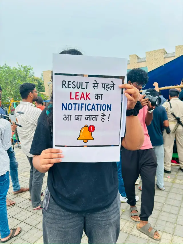 इस प्रदर्शन में कुछ राजनीतिक दलों से जुड़े छात्र भी भाग ले रहे हैं 