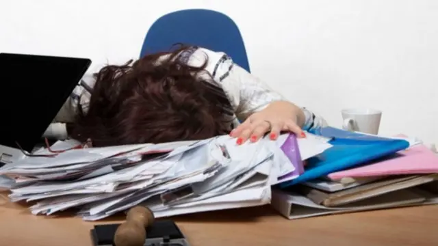 موظفة تنام على مكتب العمل