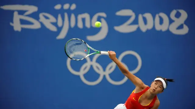 Агния Дитковските толығымен жалаңаш