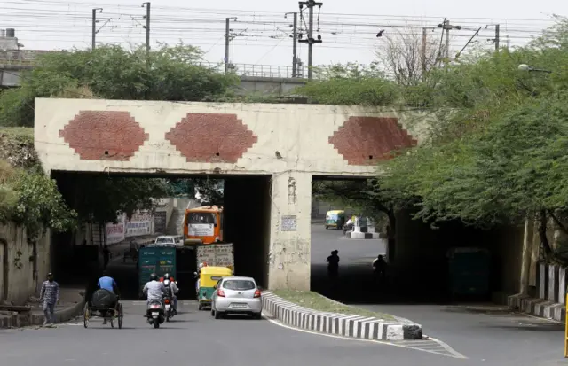 નવી દિલ્હીના ઝખીરા અંડરપાસનું એક દૃશ્ય