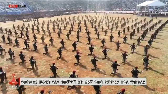 ቀይሕ ቆቢዕ ዝወደዩ ብመስርዕ ዝተሰለፉ ብረት ዝዓጠቑ ወተሃደራት ምርኢት እናኣቕረቡ