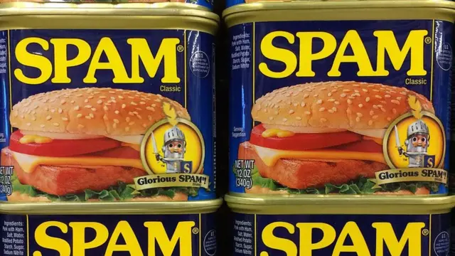 Latas de la carne enlatada Spam en una vitrina de supermercado