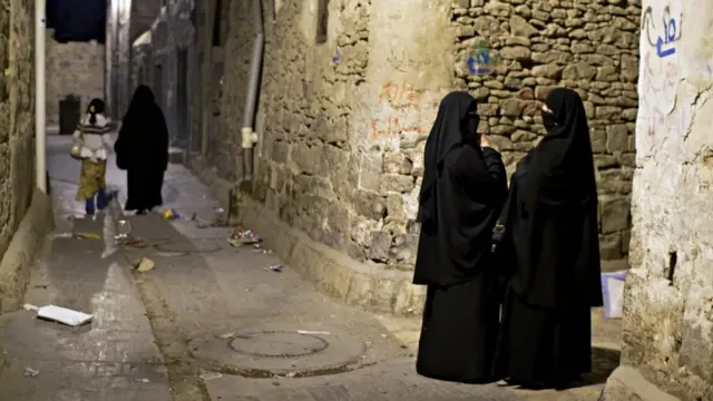 على مستوى الشارع، غالبًا ما تكون المباني بلا نوافذ بسبب استخدامها كملاجئ للحيوانات أو أماكن عمل