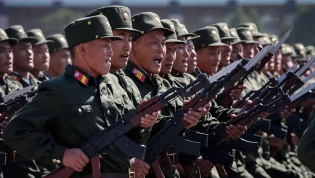 열병식에 참여한 북한 군인들