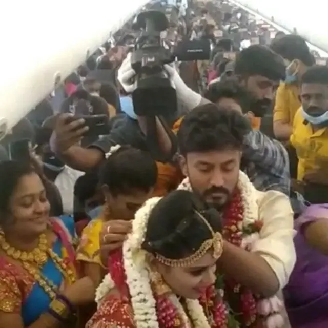 విమానంలో పెళ్లి