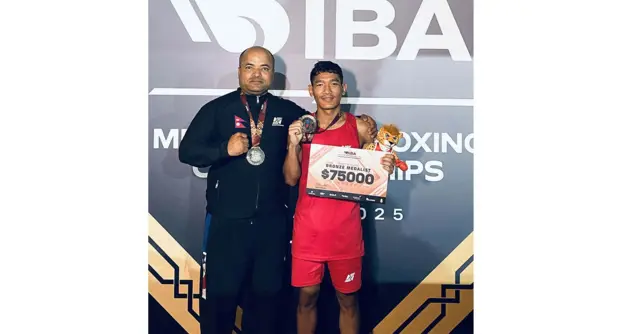 ७५ हजार डलरको पुरस्कार प्राप्त गरेपछि पदक र राशि उल्लेख भएको कागज देखाउँदै चन्द्र