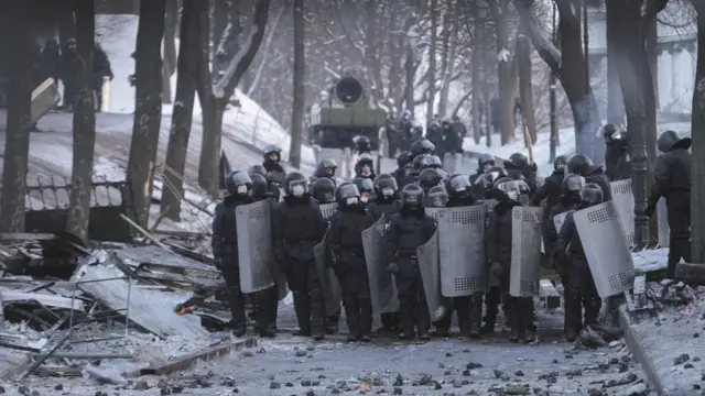 Працівники правоохоронних органів у Маріїнському парку