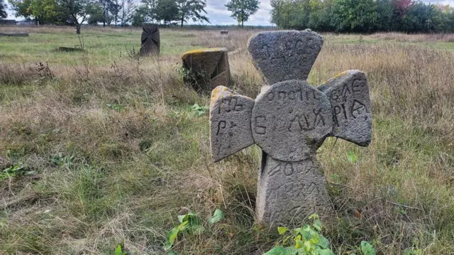 Лапчастий хрест, старовинні цвинтарі України  