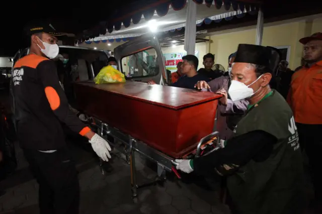 Sejumlah petugas mengusung peti jenazah korban runtuhnya bangunan mushala Pondok Pesantren (Ponpes) Al Khoziny, untuk dishalatkan di Rumah Sakit Bhayangkara, Surabaya, Jawa Timur, Selasa (07/10/2025).
