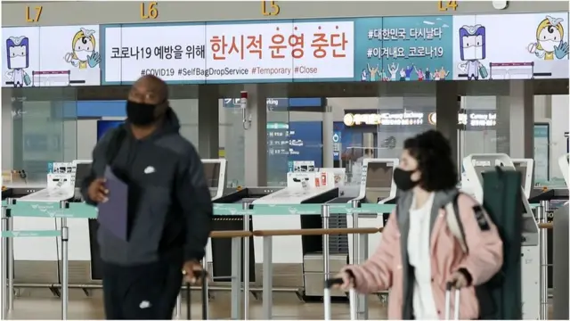 28일 오후 인천국제공항 제1여객터미널 출국장 셀프 체크인 카운터에 코로나19 예방을 위해 한시적 운영 중단을 알리는 문구가 안내되고 있다