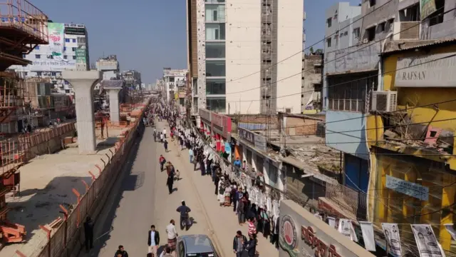 সারাদেশে যানবাহন চলাচল বন্ধ রয়েছে। ঢাকার শেওড়াপাড়া এলাকার একটি ছবি।