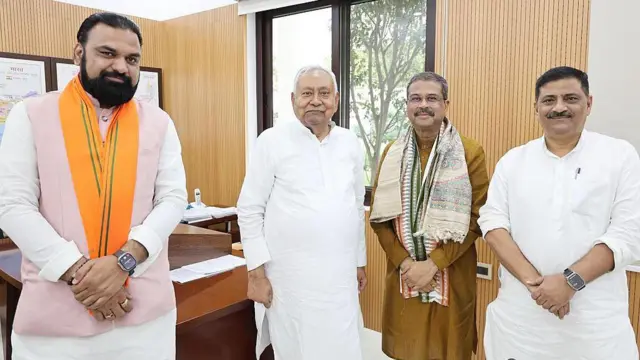 बिहार के सीएम नीतीश कुमार, केंद्रीय मंत्री और बिहार बीजेपी के इलेक्शन इंचार्ज धर्मेंद्र प्रधान