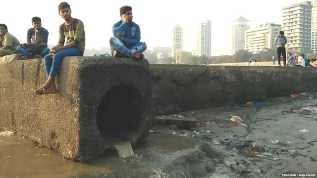 मुंबईतल्या गिरगाव चौपाटीवर अशा पद्धतीनं सांडपाणी थेट समुद्रात सोडलं जातं.