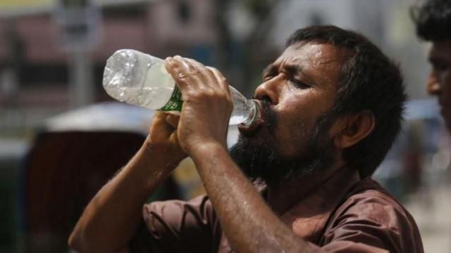 বাংলাদেশে গত কয়েকদিন ধরে তাপপ্রবাহের কারণে তীব্র গরম চলছে।