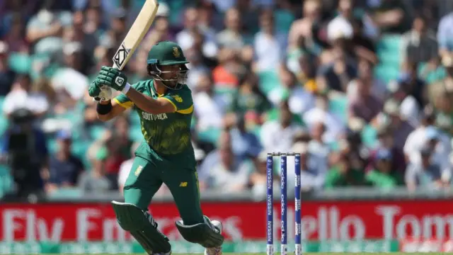 ඩුමිනි, තමන් ක්රීඩා කළ පළමු එක්දින තරග 05දී ලකුණු නොලබා අවස්ථා දෙකකදී දැවී යාම කාලයක් යන තෙක් ඔහුව කණ්ඩායමෙන් ඉවත් කර තැබීමට හේතුවිය.