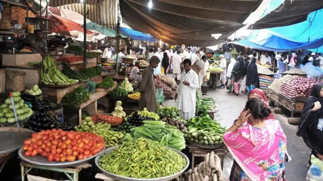 يفضل الكثير من أبناء "شعب الميمون" استهلاك المزروعات التي تنمو في مناطق إقامتهم، والاستفادة منها في مواسمها
