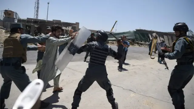 درگیری پلیس و تظاهرکننده