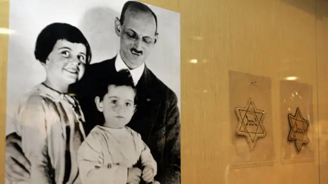 Foto de Otto Frank con sus hijas Ana y Margaret