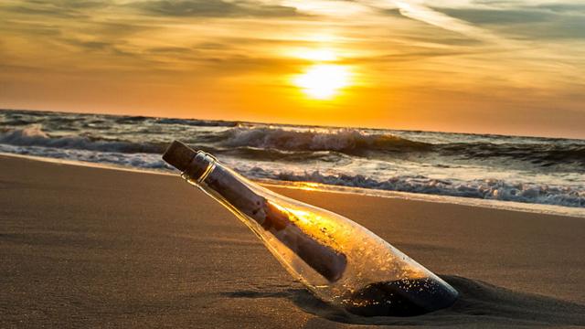 Botella con mensaje en playa