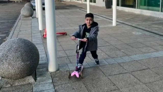 స్కూటర్‌తో ఆడుకుంటున్న సెపెహర్